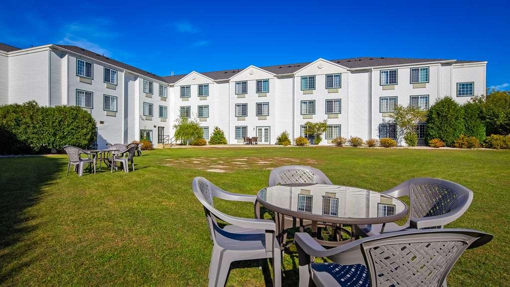 Charlevoix Inn & Suites Surestay Collection By Best Western 시설 사진